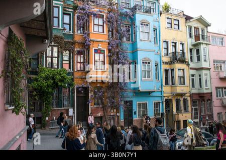 18. April 2025, Istanbul, Türkei: Bunte alte Wohngebäude im Ayakapi-Viertel. Istanbul ist die größte Stadt an der Bosporusstraße, der Grenze zwischen Europa und Asien. Sie gilt als wirtschaftliche, kulturelle und historische Hauptstadt des Landes. Die Stadt hat 16 Millionen Einwohner und ist eines der berühmtesten Reiseziele der Welt. (Credit Image: © Attila Husejnow/SOPA Images via ZUMA Press Wire) NUR REDAKTIONELLE VERWENDUNG! Nicht für kommerzielle ZWECKE! Stockfoto