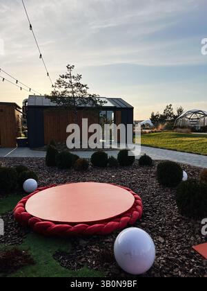 Okhrymivtsi, Ukraine - 23. April 2025: Zeitgenössischer Außenbereich mit einzigartiger Dekoration, kleinen Strukturen und sanfter Umgebungsbeleuchtung. Stockfoto