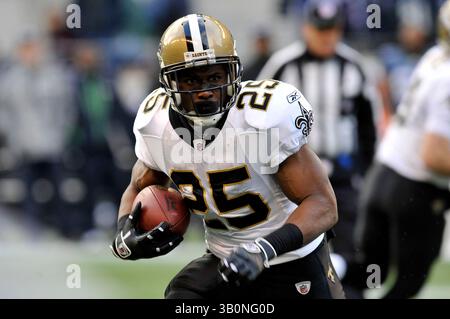 25 Reggie Bush, der die New Orleans Saints im NFL NFC Wild Card Spiel am 8. Januar 2011 im Qwest Field spielt, spielt den Ball gegen die Seattle Seahawks. Bush lief den Ball 5 Mal über 12 Yards mit einer Länge von 4 Yards. Seahawks besiegten die Heiligen von 41 bis 36. (Bild: © Steve Kajihiro/Cal Sport Media/ZUMAPRESS.com) Stockfoto