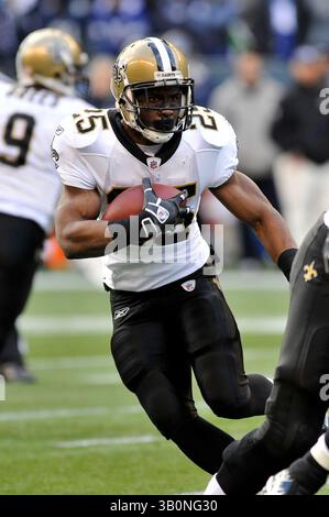 25 Reggie Bush, der die New Orleans Saints im NFL NFC Wild Card Spiel am 8. Januar 2011 im Qwest Field spielt, spielt den Ball gegen die Seattle Seahawks. Bush lief den Ball 5 Mal über 12 Yards mit einer Länge von 4 Yards. Seahawks besiegten die Heiligen von 41 bis 36. (Bild: © Steve Kajihiro/Cal Sport Media/ZUMAPRESS.com) Stockfoto