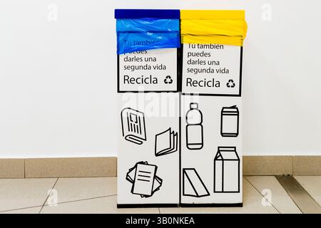 Behälter zum Sammeln und Sortieren verschiedener Abfallarten für das Recycling. Madrid, Spanien Stockfoto
