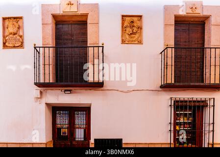 Fassade des Hauses der Bruderschaft des Santo Cristo de Jamila. Villanueva de los Infantes, Ciudad Real, Castilla–La Mancha, Spanien, Europa Stockfoto