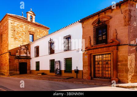 Das Oratorium von Santo Tomasillo (L) und der Palast des Markgrafen von Entrambasaguas (R). Villanueva de los Infantes, Ciudad Real, Castilla–La Mancha, Spa Stockfoto