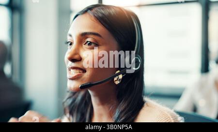Kundendienst, Frau und Gespräch mit Mikrofon im Callcenter für Produktberatung, Lead-Generierung und FAQ. Freundliche Mitarbeiter, Mitarbeiter und Headset Stockfoto