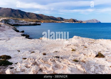 Blick auf die Küste von Almeria von der fossilen Düne Los Escullos Olite, mit La Isleta del Moro im Hintergrund. Los Escullos, Níjar, Almería, Andalucía Stockfoto