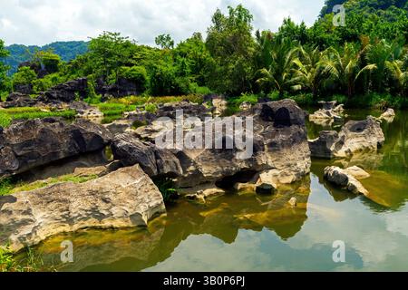 Der Maros Pangkep Geopark, kars Steinwald in Maros, Süd-Sulawesi, Indonesien. Außerhalb von Makassar liegt Rammang-Rammang, Heimat eines der Welt Stockfoto