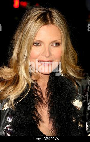 28. Oktober 2004 - New York, New York, USA - I9265JZ.21ST JÄHRLICHE NACHT DER STARS. CIPRIANI RESTAURANT, NEW YORK New YORK. .10/28/2004. / 2004.MICHELLE PFIEFFER(Kreditbild: © John Zissel/Globe photos/ZUMAPRESS.com) Stockfoto