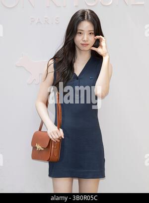 Seoul, Südkorea. April 2025. Die südkoreanische Schauspielerin Shin Si-Ah nimmt am 24. April 2025 an einem Fotobesuch für die Maison Kitsune Fotorufveranstaltung im Maison Kitsune Flagship Store in Seoul Teil. (Foto: Lee Young-HO/SIPA USA) Credit: SIPA USA/Alamy Live News Stockfoto