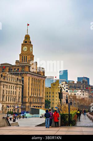 Historische Gebäude entlang des Bundes an einem bewölkten Tag, Shanghai, China. Stockfoto