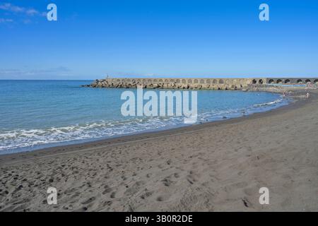 Sandstrand in Puerto de Tazacorte, La Palma, Spanien *** Sandstrand in Puerto de Tazacorte, La Palma, Spanien Stockfoto