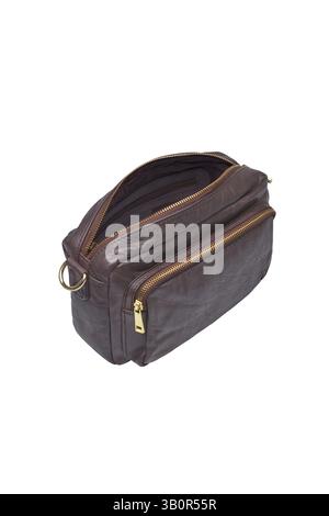 Vorderansicht einer modischen Umhängetasche aus braunem Leder mit goldenen Reißverschlüssen und einem offenen, stylischen Accessoire für Damen, perfekt für Freizeit oder freizeit Stockfoto