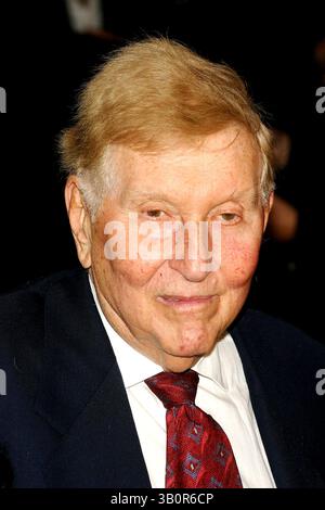 10. Oktober 2005 - New York, New York, USA - PREMIERE VON ELIZABETHTOWN AUF DEM LOEWS LINCOLN SQUARE NEW YORK 10-10-2005. - 2005. SUMNER REDSTONE. I10112JZ(Bild: © John Zissel/Globe Photos/ZUMAPRESS.com) Stockfoto
