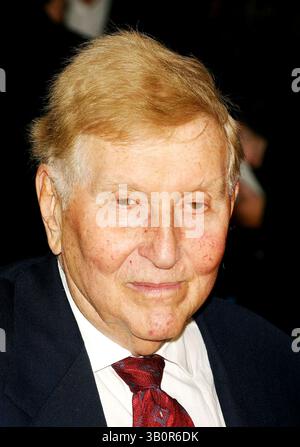 10. Oktober 2005 - New York, New York, USA - PREMIERE VON ELIZABETHTOWN AUF DEM LOEWS LINCOLN SQUARE NEW YORK 10-10-2005. - 2005. SUMNER REDSTONE. I10112JZ(Bild: © John Zissel/Globe Photos/ZUMAPRESS.com) Stockfoto