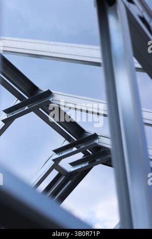 Leichte dünnwandige Stahlkonstruktionen. Rahmen für Lagerhäuser, Garagen oder Häuser. Aufbau eines Stahlrahmens für den Bau gegen den Himmel Stockfoto