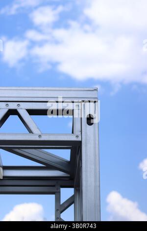 Leichte dünnwandige Stahlkonstruktionen. Rahmen für Lagerhäuser, Garagen oder Häuser. Aufbau eines Stahlrahmens für den Bau gegen den Himmel Stockfoto