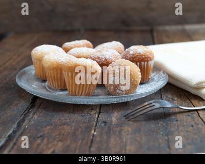 Muffins mit Kaffeetasse auf Holztisch Stockfoto