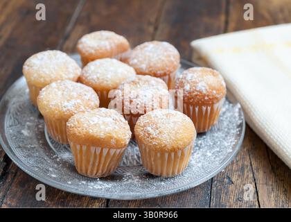 Muffins mit Kaffeetasse auf Holztisch Stockfoto