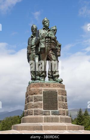 Bronzestatue an der Spean Bridge, Schottland, die drei Kommandos darstellt, die alle Kommandos des Zweiten Weltkriegs repräsentieren, die dort trainiert wurden. Stockfoto