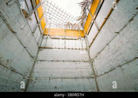 Schacht im Bau, aus Stahlbeton, Tunnelloch, ein Ort zum Bau im Aufzug. Stockfoto