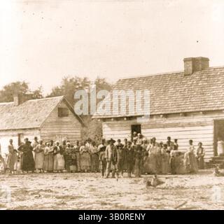 1862: Beaufort, SC, USA: Große Gruppe von Sklaven vor Gebäuden auf Smith's Plantation, Beaufort, South Carolina. (Kreditbild: © BuyEnlarge/ZUMAPRESS.com) Stockfoto