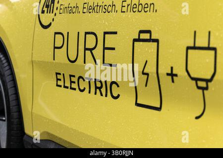 Volvo EX30 Elektromobilitätskampagne Deutschland fährt EX30 24.04.25, Selters: Symbolfoto, Illustrationsbild, Symbolbild, Illustrationsfoto, Alltagsszene Seitliche Nahaufnahme eines gelben Elektrofahrzeugs Volvo EX30 mit der Aufschrift Deutschland fährt EX30. Einfach. Elektrisch. Erleben. Sowie REIN ELEKTRISCH mit Symbolen für Batterie und Stecker. Das Fahrzeug ist mit Regentropfen bedeckt die Szene zeigt ein modernes Elektroauto im Rahmen einer bundesweiten Test- oder Marketingaktion. Symbolbild für Elektromobilität, Zukunft der Mobilität und nachhaltiger Verkehr. . . Selters Hessen Deutschland *** Stockfoto