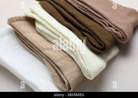 Verschiedene weiche Socken auf hellbeigem Hintergrund, Nahaufnahme Stockfoto