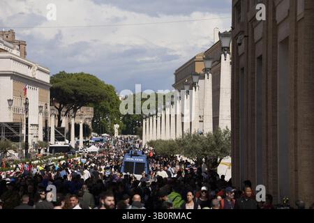 Warschau, Polen . April 2025. Besucher werden am 24. April 2025 in der Nähe des Vatikans in Rom, Italien, gesehen. Die Stadt bereitet sich auf schätzungsweise 200.000 Besucher und 170 Delegationen an diesem Samstag auf die Beerdigung des Todes von Papst Franziskus vor. (Foto: Jaap Arriens/SIPA USA) Credit: SIPA USA/Alamy Live News Stockfoto