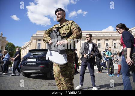 Warschau, Polen . April 2025. Ein Soldat mit einer WATSON-Drohnenpistole wird am 24. April 2025 im Vatikan in Rom gesehen. Die Stadt bereitet sich auf schätzungsweise 200.000 Besucher und 170 Delegationen an diesem Samstag auf die Beerdigung des Todes von Papst Franziskus vor. (Foto: Jaap Arriens/SIPA USA) Credit: SIPA USA/Alamy Live News Stockfoto