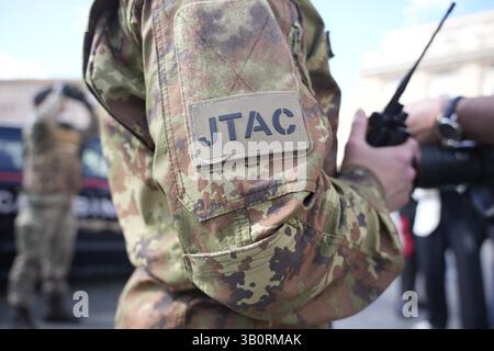 Warschau, Polen . April 2025. Ein Mitglied der italienischen JTAC-Streitkräfte wird am 24. April 2025 im Vatikan in Rom, Italien, gesehen. Die Stadt bereitet sich auf schätzungsweise 200.000 Besucher und 170 Delegationen an diesem Samstag auf die Beerdigung des Todes von Papst Franziskus vor. (Foto: Jaap Arriens/SIPA USA) Credit: SIPA USA/Alamy Live News Stockfoto