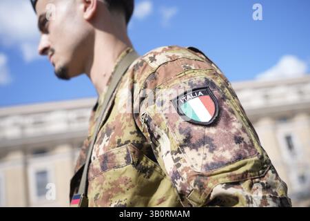 Warschau, Polen . April 2025. Ein Mitglied der italienischen Armee wird am 24. April 2025 im Vatikan in Rom, Italien, gesehen. Die Stadt bereitet sich auf schätzungsweise 200.000 Besucher und 170 Delegationen an diesem Samstag auf die Beerdigung des Todes von Papst Franziskus vor. (Foto: Jaap Arriens/SIPA USA) Credit: SIPA USA/Alamy Live News Stockfoto