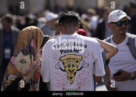 Warschau, Polen . April 2025. Ein Mann mit einem komischen Pizza-T-Shirt wird am 24. April 2025 im Vatikan in Rom gesehen. Die Stadt bereitet sich auf schätzungsweise 200.000 Besucher und 170 Delegationen an diesem Samstag auf die Beerdigung des Todes von Papst Franziskus vor. (Foto: Jaap Arriens/SIPA USA) Credit: SIPA USA/Alamy Live News Stockfoto