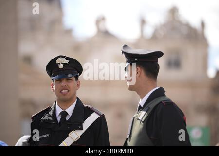 Warschau, Polen . April 2025. Carabinieri sind am 24. April 2025 in Rom in der Nähe des Vatikans zu sehen. Die Stadt bereitet sich auf schätzungsweise 200.000 Besucher und 170 Delegationen an diesem Samstag auf die Beerdigung des Todes von Papst Franziskus vor. (Foto: Jaap Arriens/SIPA USA) Credit: SIPA USA/Alamy Live News Stockfoto