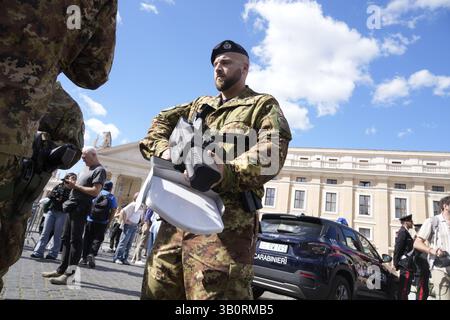 Warschau, Polen . April 2025. Ein Soldat mit einer WATSON-Drohnenpistole wird am 24. April 2025 im Vatikan in Rom gesehen. Die Stadt bereitet sich auf schätzungsweise 200.000 Besucher und 170 Delegationen an diesem Samstag auf die Beerdigung des Todes von Papst Franziskus vor. (Foto: Jaap Arriens/SIPA USA) Credit: SIPA USA/Alamy Live News Stockfoto