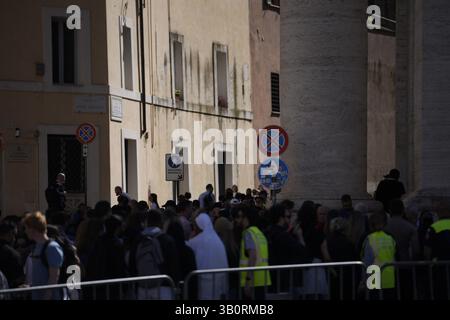 Warschau, Polen . April 2025. Besucher werden am 24. April 2025 in der Nähe des Vatikans in Rom, Italien, gesehen. Die Stadt bereitet sich auf schätzungsweise 200.000 Besucher und 170 Delegationen an diesem Samstag auf die Beerdigung des Todes von Papst Franziskus vor. (Foto: Jaap Arriens/SIPA USA) Credit: SIPA USA/Alamy Live News Stockfoto