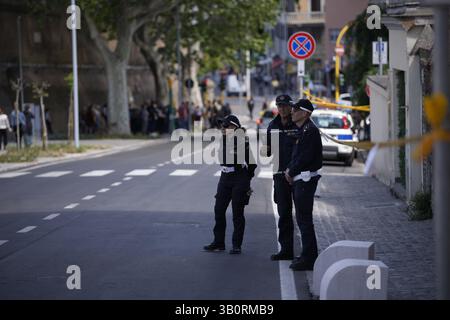 Warschau, Polen . April 2025. Die Polizei der Stadt Rom wird am 24. April 2025 in der Nähe des Vatikans in Rom, Italien, gesichtet. Die Stadt bereitet sich auf schätzungsweise 200.000 Besucher und 170 Delegationen an diesem Samstag auf die Beerdigung des Todes von Papst Franziskus vor. (Foto: Jaap Arriens/SIPA USA) Credit: SIPA USA/Alamy Live News Stockfoto