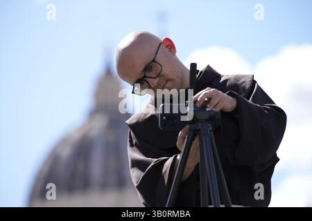 Warschau, Polen . April 2025. Ein Mitglied des Klerus bereitet sich am 24. April 2025 im Vatikan in Rom vor. Die Stadt bereitet sich auf schätzungsweise 200.000 Besucher und 170 Delegationen an diesem Samstag auf die Beerdigung des Todes von Papst Franziskus vor. (Foto: Jaap Arriens/SIPA USA) Credit: SIPA USA/Alamy Live News Stockfoto