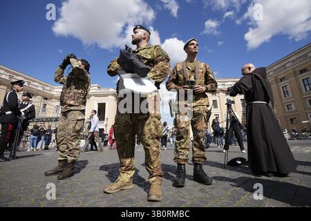 Warschau, Polen . April 2025. Ein Soldat mit einer WATSON-Drohnenpistole wird am 24. April 2025 im Vatikan in Rom gesehen. Die Stadt bereitet sich auf schätzungsweise 200.000 Besucher und 170 Delegationen an diesem Samstag auf die Beerdigung des Todes von Papst Franziskus vor. (Foto: Jaap Arriens/SIPA USA) Credit: SIPA USA/Alamy Live News Stockfoto