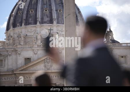 Warschau, Polen . April 2025. Ein Journalist macht am 24. April 2025 im Vatikan in Rom ein Foto mit seinem Handy. Die Stadt bereitet sich auf schätzungsweise 200.000 Besucher und 170 Delegationen an diesem Samstag auf die Beerdigung des Todes von Papst Franziskus vor. (Foto: Jaap Arriens/SIPA USA) Credit: SIPA USA/Alamy Live News Stockfoto