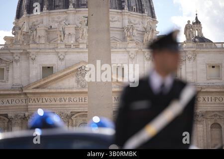 Warschau, Polen . April 2025. Carabinieri sind am 24. April 2025 in Rom in der Nähe des Vatikans zu sehen. Die Stadt bereitet sich auf schätzungsweise 200.000 Besucher und 170 Delegationen an diesem Samstag auf die Beerdigung des Todes von Papst Franziskus vor. (Foto: Jaap Arriens/SIPA USA) Credit: SIPA USA/Alamy Live News Stockfoto