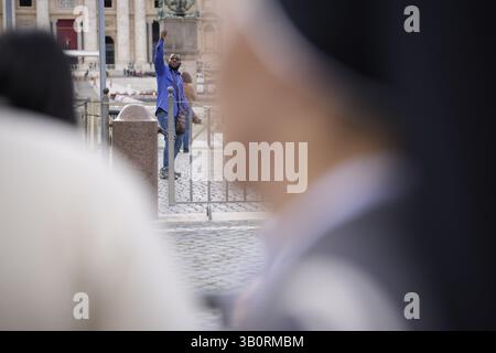 Warschau, Polen . April 2025. Besucher werden am 24. April 2025 in der Nähe des Vatikans in Rom, Italien, gesehen. Die Stadt bereitet sich auf schätzungsweise 200.000 Besucher und 170 Delegationen an diesem Samstag auf die Beerdigung des Todes von Papst Franziskus vor. (Foto: Jaap Arriens/SIPA USA) Credit: SIPA USA/Alamy Live News Stockfoto