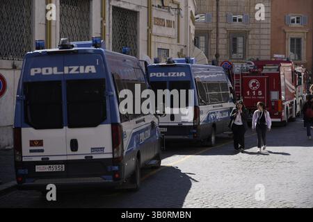 Warschau, Polen . April 2025. Polizeiwagen werden am 24. April 2025 in Rom in der Nähe des Vatikans gesehen. Die Stadt bereitet sich auf schätzungsweise 200.000 Besucher und 170 Delegationen an diesem Samstag auf die Beerdigung des Todes von Papst Franziskus vor. (Foto: Jaap Arriens/SIPA USA) Credit: SIPA USA/Alamy Live News Stockfoto