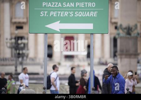 Warschau, Polen . April 2025. Besucher werden am 24. April 2025 in der Nähe des Vatikans in Rom, Italien, gesehen. Die Stadt bereitet sich auf schätzungsweise 200.000 Besucher und 170 Delegationen an diesem Samstag auf die Beerdigung des Todes von Papst Franziskus vor. (Foto: Jaap Arriens/SIPA USA) Credit: SIPA USA/Alamy Live News Stockfoto