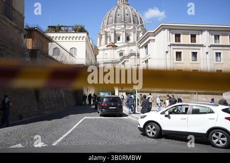 Warschau, Polen . April 2025. Besucher werden am 24. April 2025 in der Nähe des Vatikans in Rom, Italien, gesehen. Die Stadt bereitet sich auf schätzungsweise 200.000 Besucher und 170 Delegationen an diesem Samstag auf die Beerdigung des Todes von Papst Franziskus vor. (Foto: Jaap Arriens/SIPA USA) Credit: SIPA USA/Alamy Live News Stockfoto