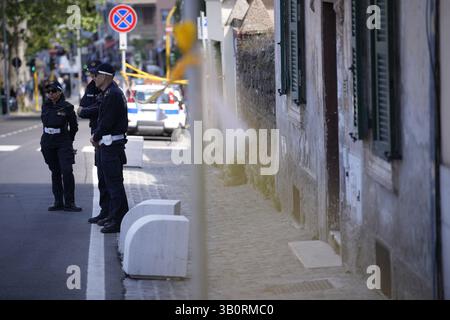 Warschau, Polen . April 2025. Die Polizei der Stadt Rom wird am 24. April 2025 in der Nähe des Vatikans in Rom, Italien, gesichtet. Die Stadt bereitet sich auf schätzungsweise 200.000 Besucher und 170 Delegationen an diesem Samstag auf die Beerdigung des Todes von Papst Franziskus vor. (Foto: Jaap Arriens/SIPA USA) Credit: SIPA USA/Alamy Live News Stockfoto