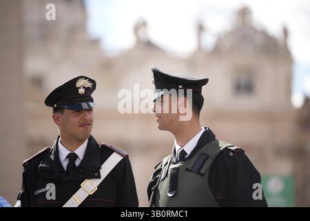 Warschau, Polen . April 2025. Carabinieri sind am 24. April 2025 in Rom in der Nähe des Vatikans zu sehen. Die Stadt bereitet sich auf schätzungsweise 200.000 Besucher und 170 Delegationen an diesem Samstag auf die Beerdigung des Todes von Papst Franziskus vor. (Foto: Jaap Arriens/SIPA USA) Credit: SIPA USA/Alamy Live News Stockfoto