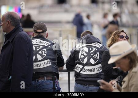 Warschau, Polen . April 2025. Deutsche Jesus-Biker werden am 24. April 2025 im Vatikan in Rom, Italien, gesehen. Die Stadt bereitet sich auf schätzungsweise 200.000 Besucher und 170 Delegationen an diesem Samstag auf die Beerdigung des Todes von Papst Franziskus vor. (Foto: Jaap Arriens/SIPA USA) Credit: SIPA USA/Alamy Live News Stockfoto
