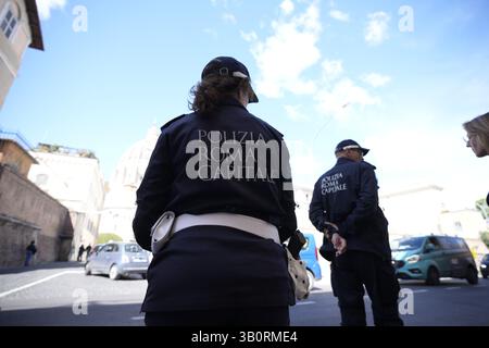 Warschau, Polen . April 2025. Die Polizei der Stadt Rom wird am 24. April 2025 in der Nähe des Vatikans in Rom, Italien, gesichtet. Die Stadt bereitet sich auf schätzungsweise 200.000 Besucher und 170 Delegationen an diesem Samstag auf die Beerdigung des Todes von Papst Franziskus vor. (Foto: Jaap Arriens/SIPA USA) Credit: SIPA USA/Alamy Live News Stockfoto