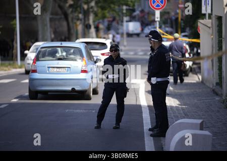 Warschau, Polen . April 2025. Die Polizei der Stadt Rom wird am 24. April 2025 in der Nähe des Vatikans in Rom, Italien, gesichtet. Die Stadt bereitet sich auf schätzungsweise 200.000 Besucher und 170 Delegationen an diesem Samstag auf die Beerdigung des Todes von Papst Franziskus vor. (Foto: Jaap Arriens/SIPA USA) Credit: SIPA USA/Alamy Live News Stockfoto