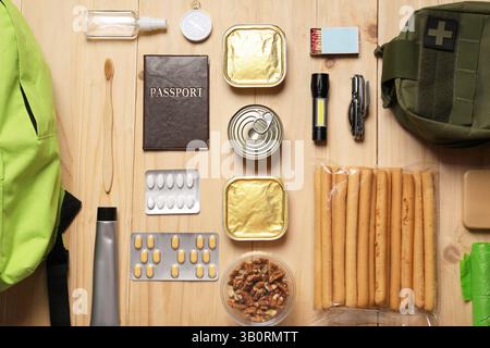 Survival Kit. Verschiedene Notversorgung auf Holztisch, flach gelegt Stockfoto