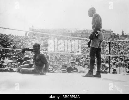 6. Juni 1910: US-Boxer Jack Johnson schlägt James Jeffries im Spiel um. (Kreditbild: © BuyEnlarge/ZUMAPRESS.com) Stockfoto